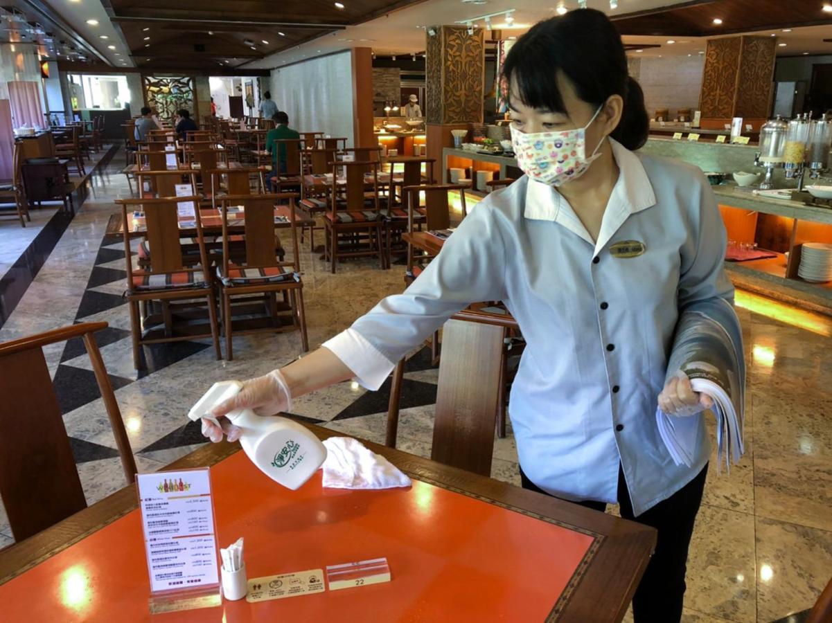 Hotel Royal Chihpin Wenquan Dış mekan fotoğraf A restaurant employee wearing a face mask and gloves in Jakarta, Indonesia