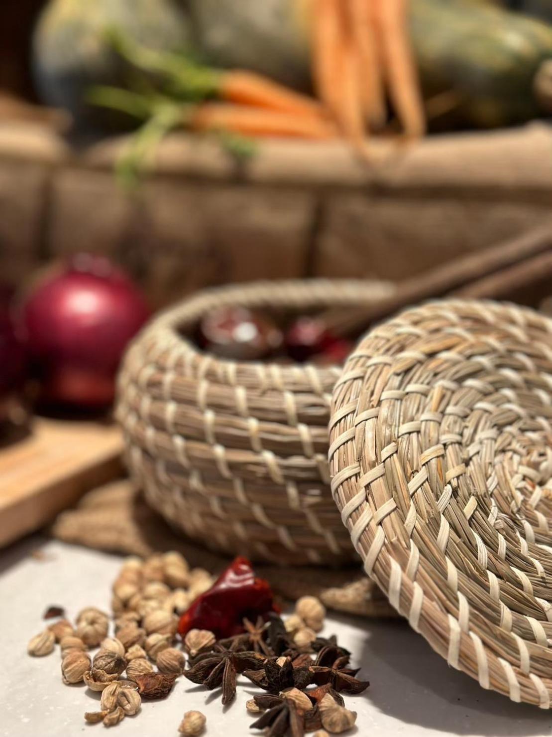 Hotel Royal Chihpin Wenquan Dış mekan fotoğraf A basket made from the bark of the sweet chestnut tree