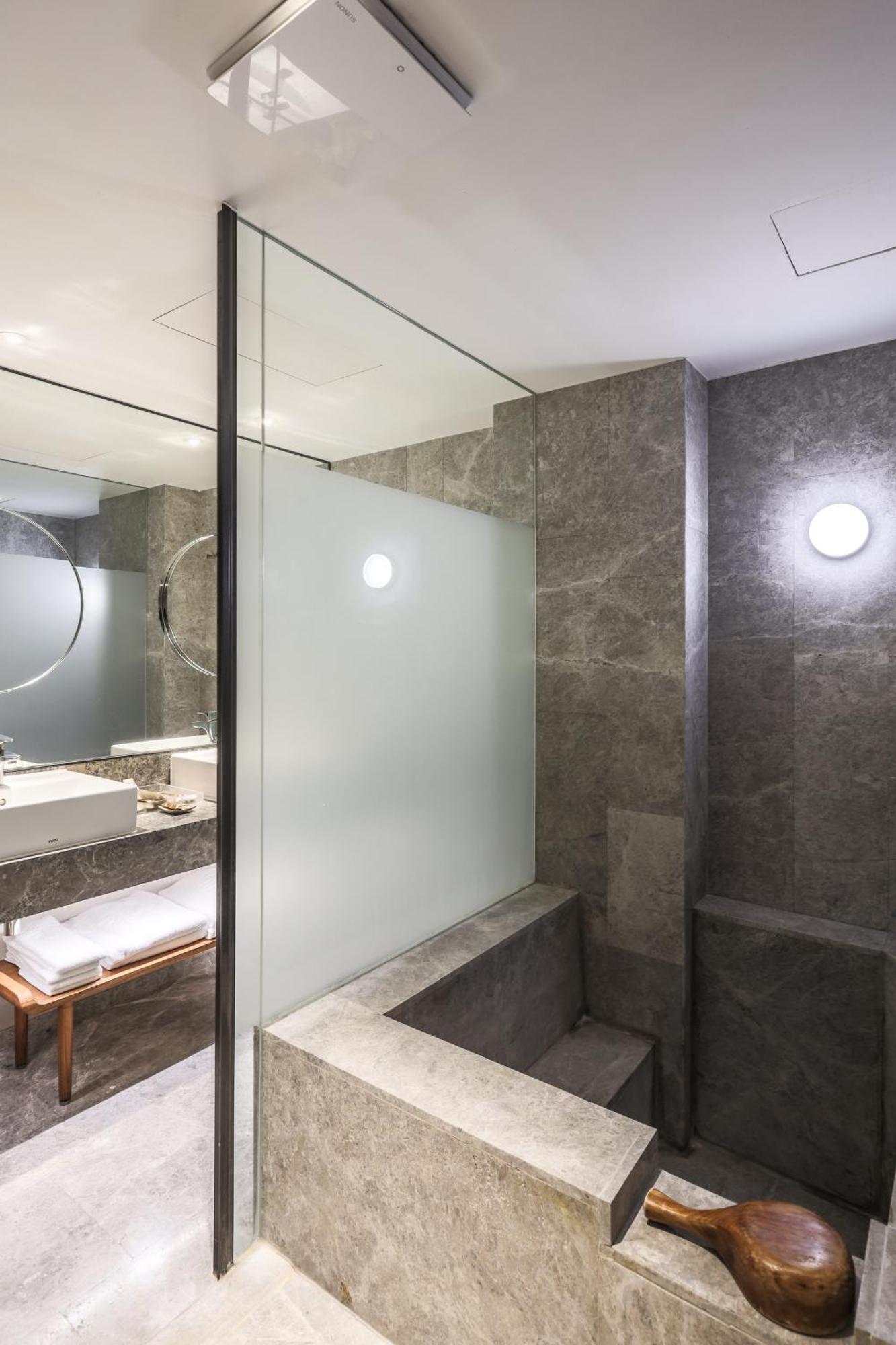 Hotel Royal Chihpin Wenquan Dış mekan fotoğraf A bathroom with a glass shower enclosure