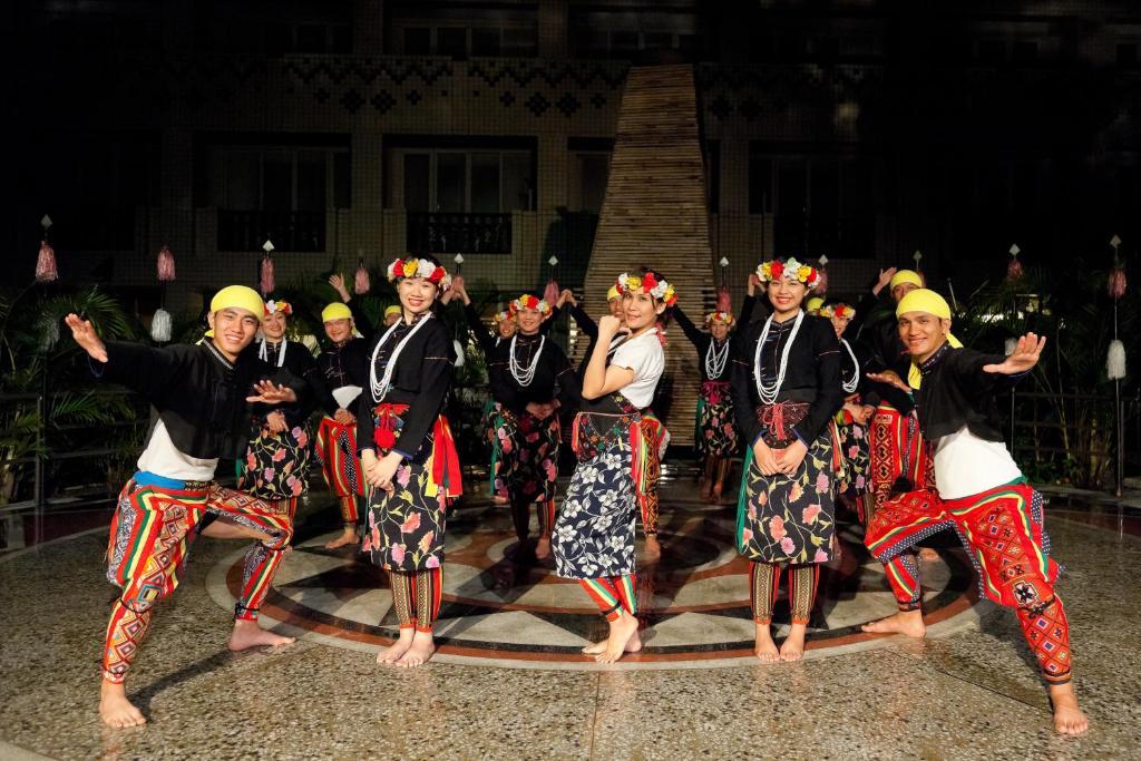 Hotel Royal Chihpin Wenquan Dış mekan fotoğraf The Tausug people of Sulu, Philippines, performing the Tausug dance.