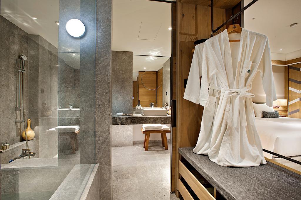 Hotel Royal Chihpin Wenquan Dış mekan fotoğraf A bathrobe hanging on a bathroom door