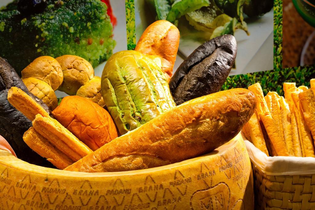 Hotel Royal Chihpin Wenquan Dış mekan fotoğraf A selection of Italian bread